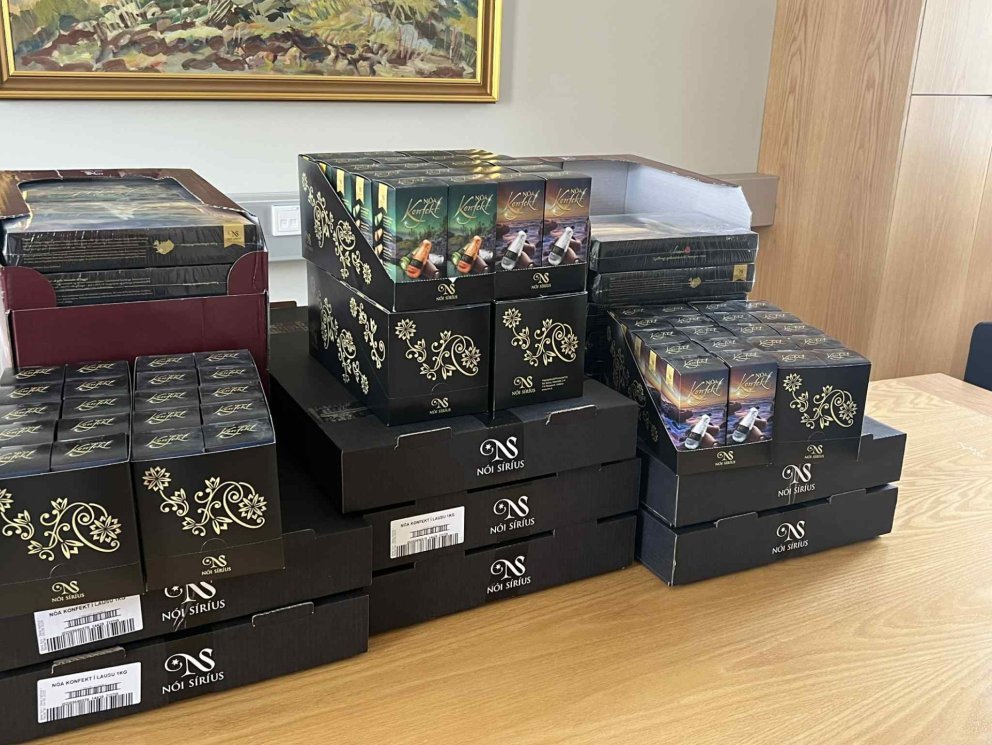 Gáfu heimilisfólki Grundarheimilanna konfekt fyrir 17. júní