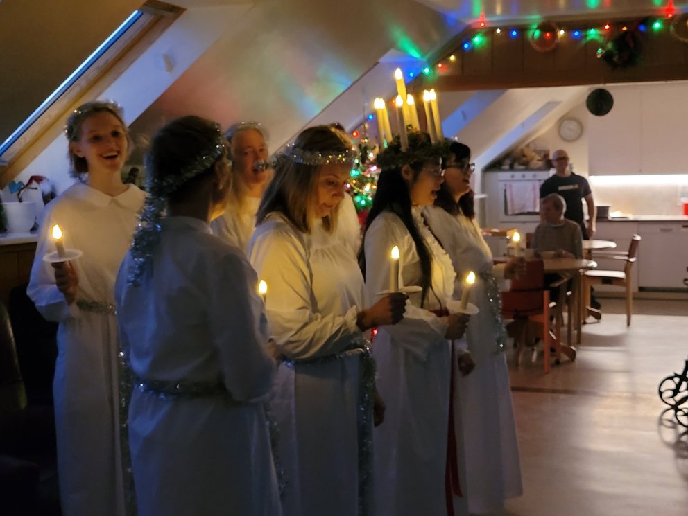 Lúsía og þernur hennar sungu jólalögin