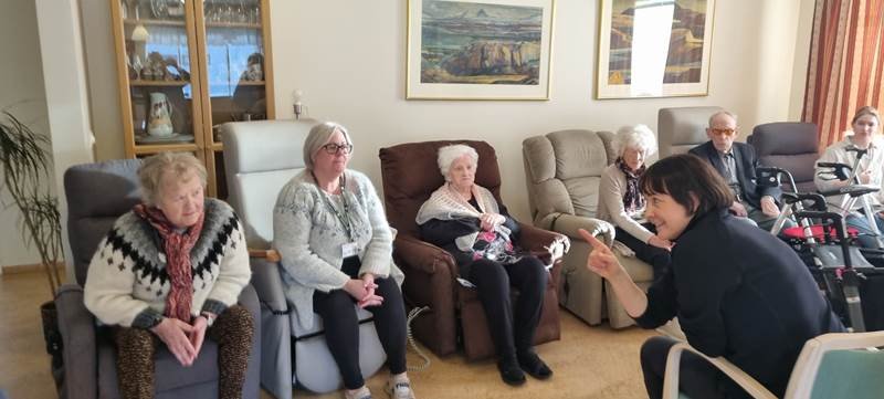 Stólaleikfimi í Bæjarási