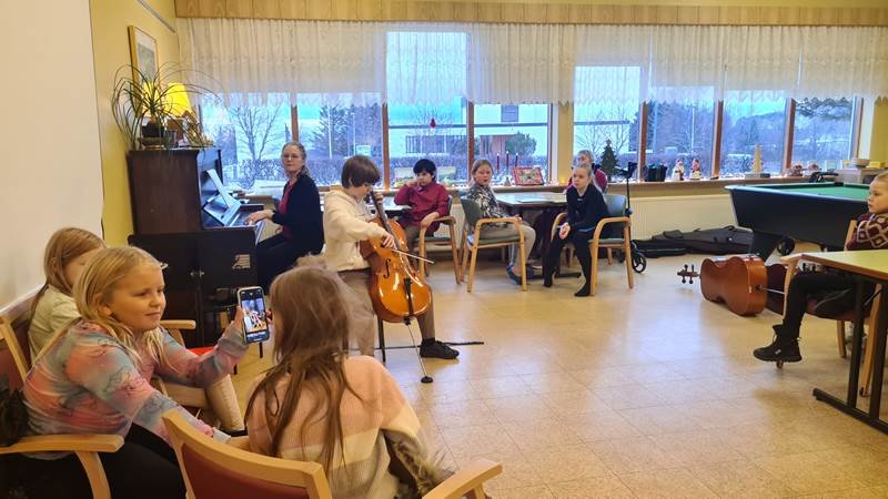 Léku jólalög fyrir heimilisfólk