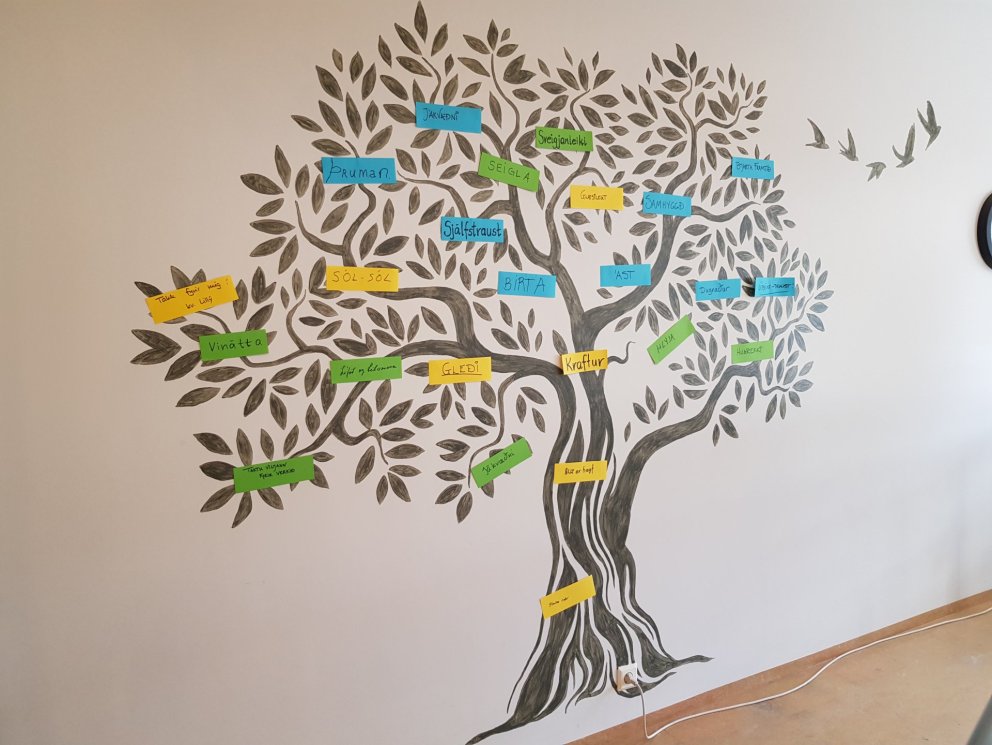 Dásamlegt tré í sjúkraþjálfuninni í Ási