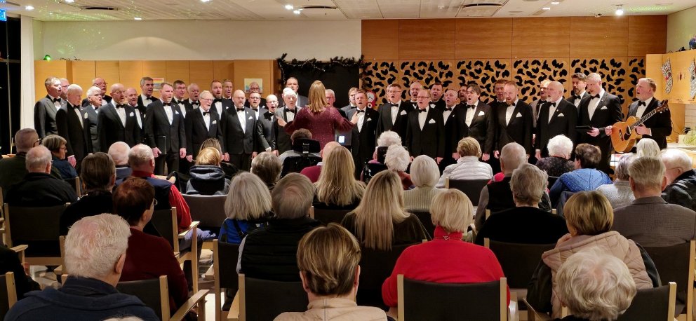 Karlakór Kjalnesinga söng jólalögin