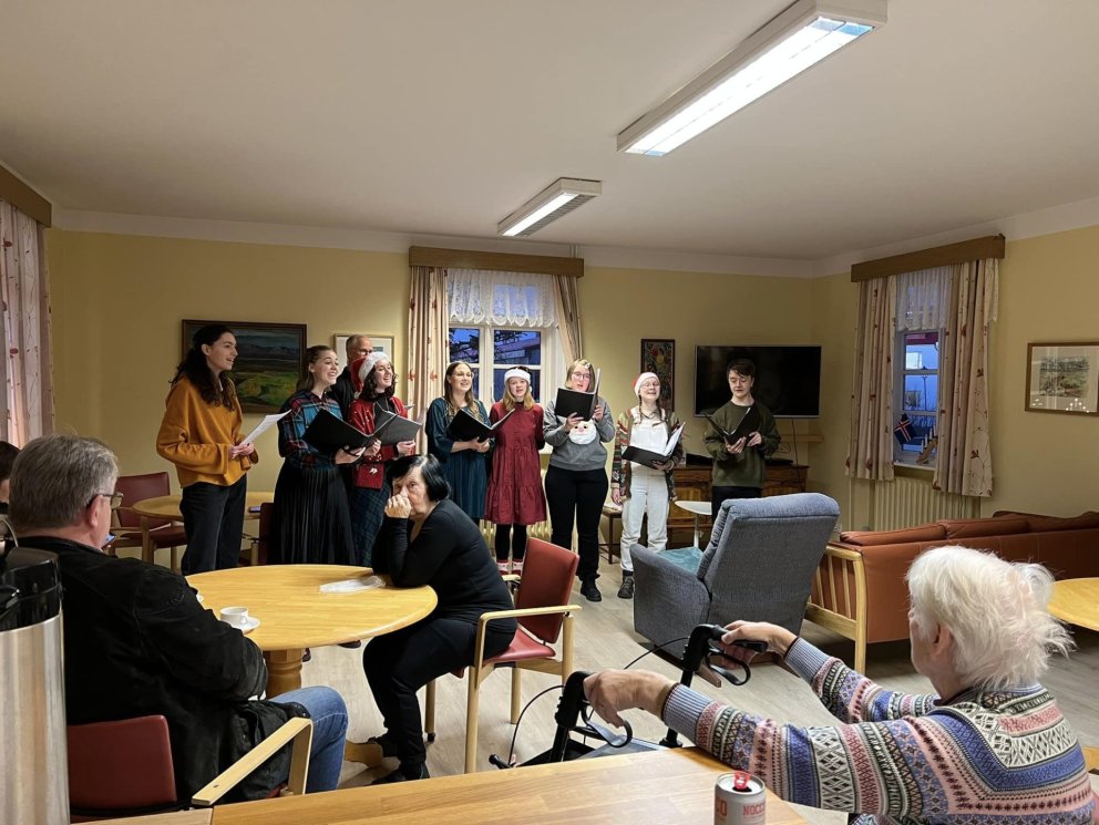 Margir glöddu heimilisfólk á aðventu