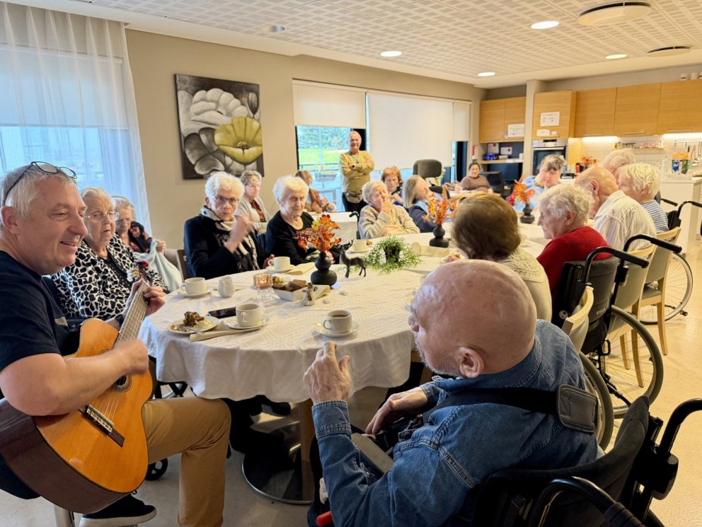 Mætir í heimsókn með gítarinn