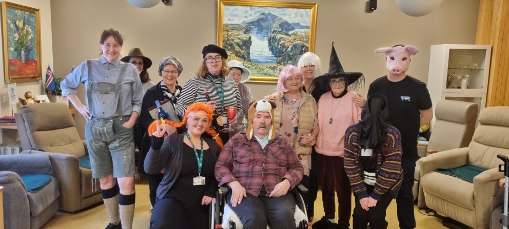 Furðuverur tóku á móti syngjandi börnum