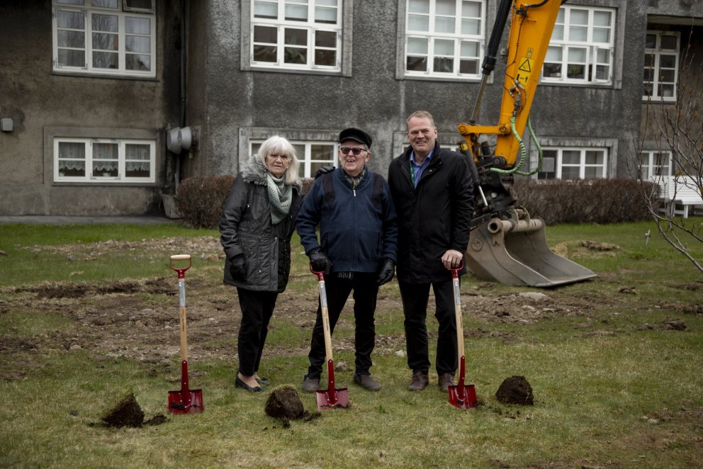 Fyrsta skóflustungan tekin að nýju  kaffihúsi