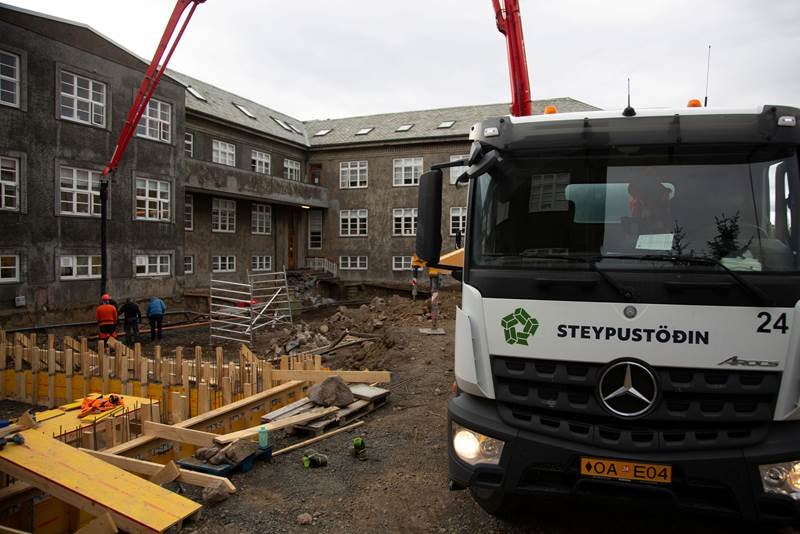 Allt að gerast í suðurgarði Grundar