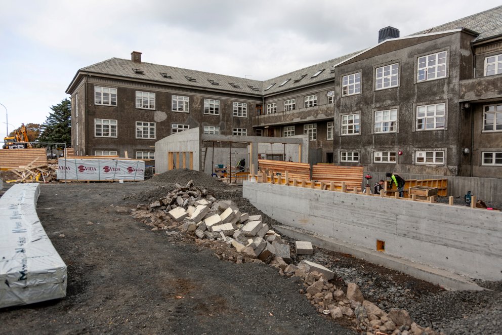 Vinna við garðskála gengur vel