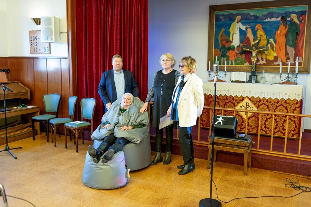 Á myndinni er Karl Óttar Einarsson, forstjóri Grundarheimilanna, að taka við stólunum frá fulltrúum …