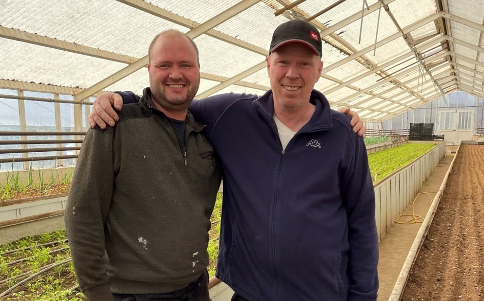 Félagarnir Jónas Þór og Siggi að huga að grænmeti og sumarblómum í Ási.