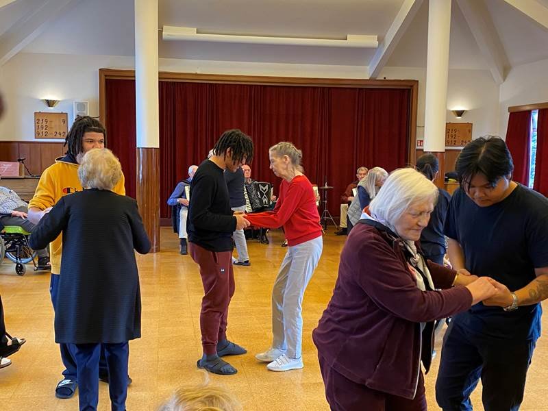 Tjúttað við harmonikkutóna Grundarbandsins