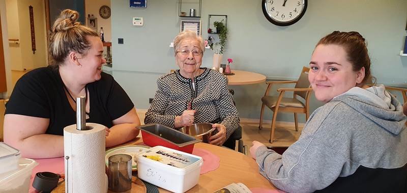 Nýbakað bananabrauð með kaffinu