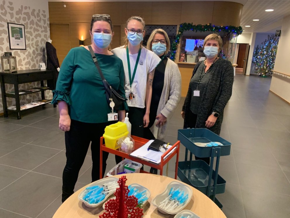 Heimilismenn í Mörk bólusettir í dag