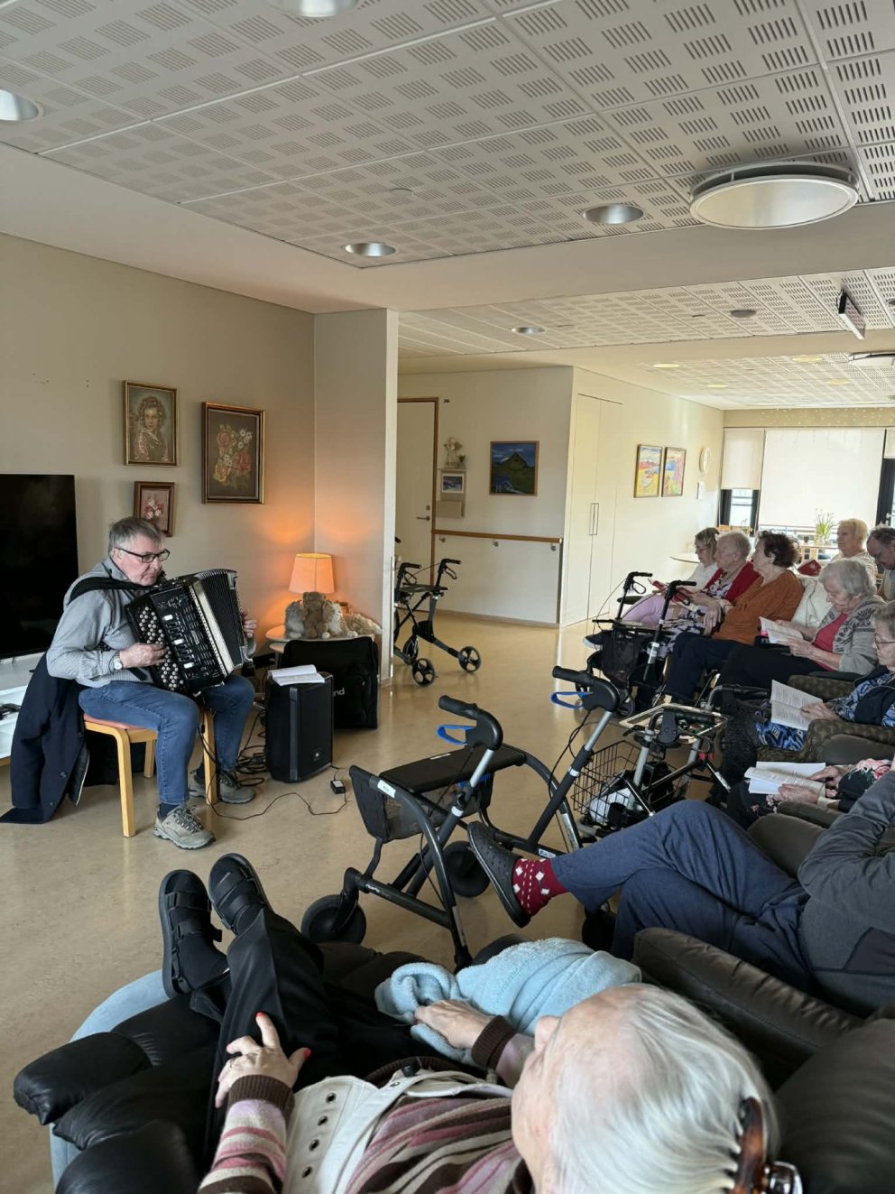 Er með vikulegar söngstundir í Mörk