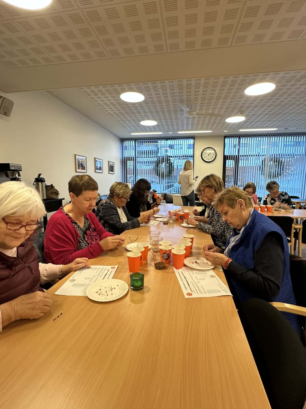 Konurnar perluðu armbönd fyrir Kraft