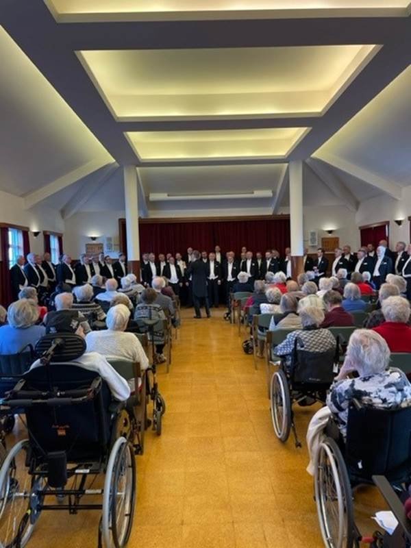 Og húsið ómaði af söng