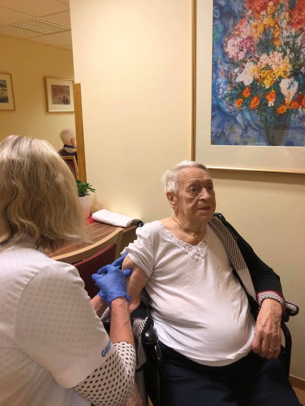 Fyrsti heimilismaðurinn sem var bólusettur