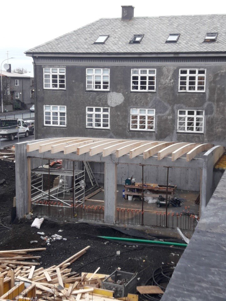 Síðasta sperran komin upp