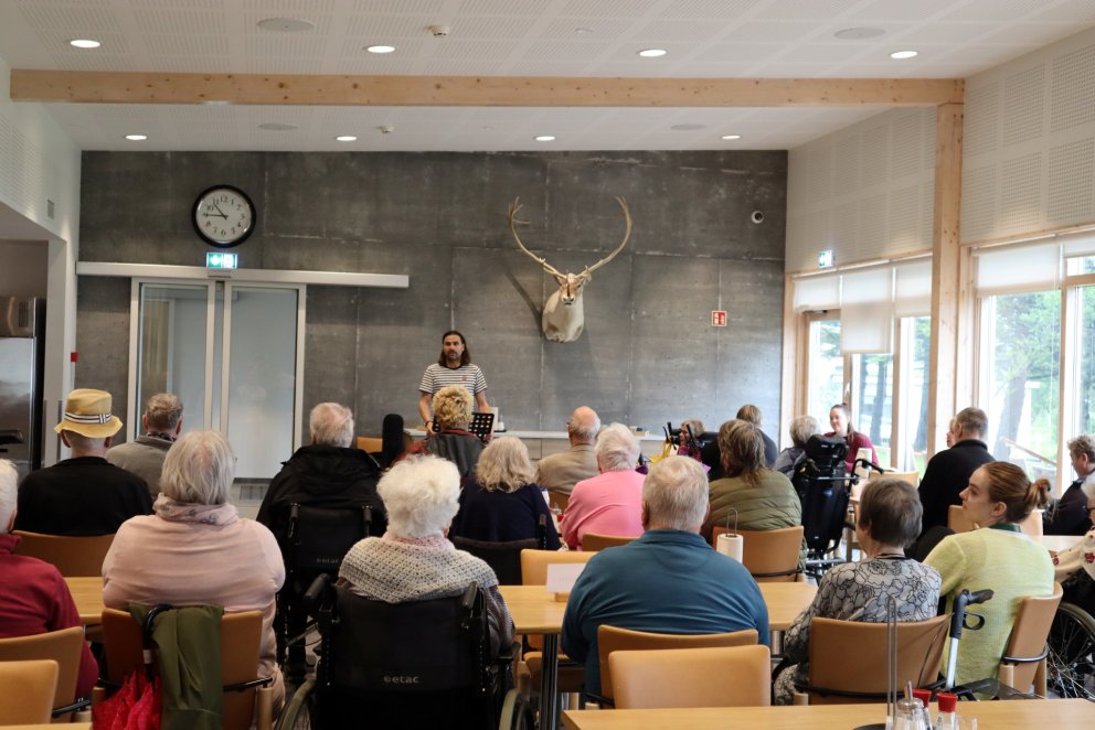 Söngstund í Ásbúð