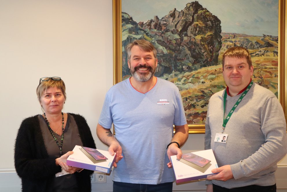 Grundarheimilin fengu 15 spjaldtölvur að gjöf