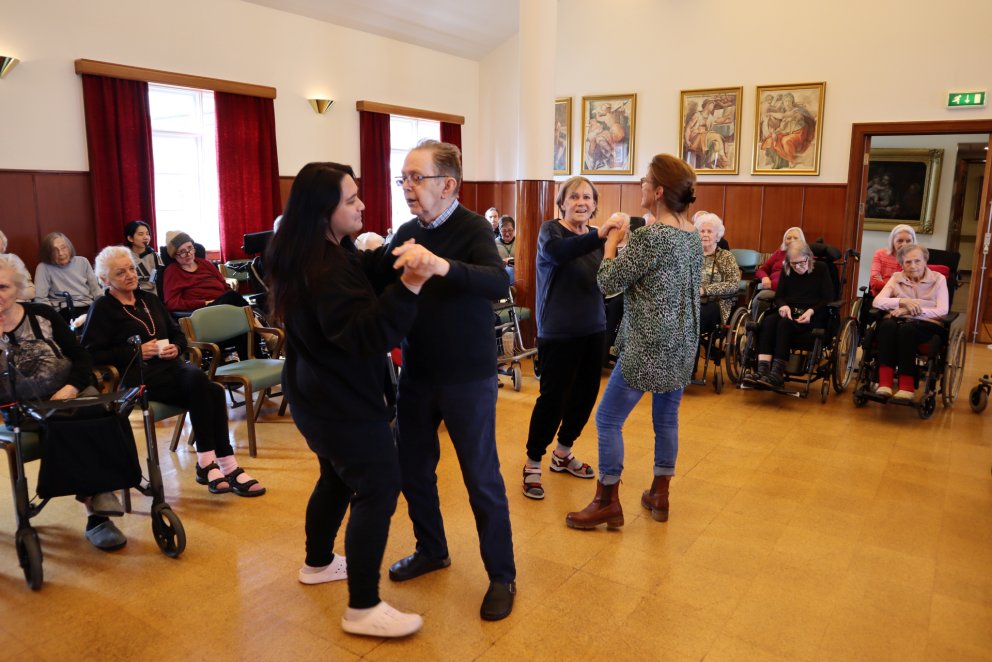 Stiginn dans í hátíðasal