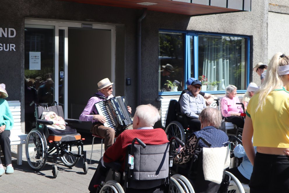 Portið á Grund iðar af lífi