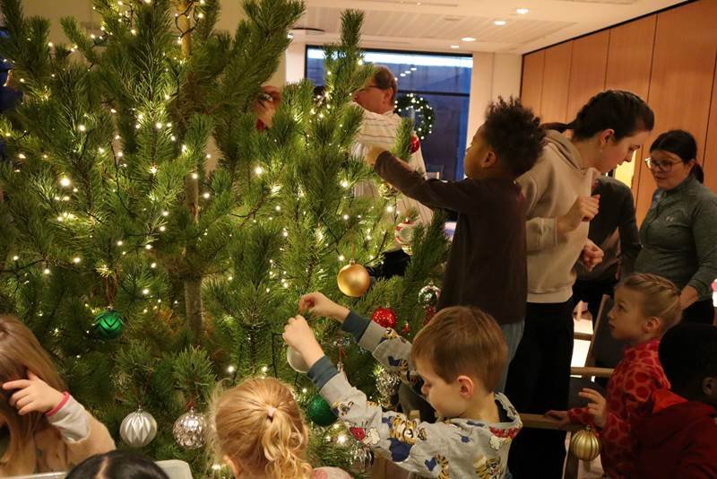 Börnin frá Steinahlíð skreyttu með heimilisfólki