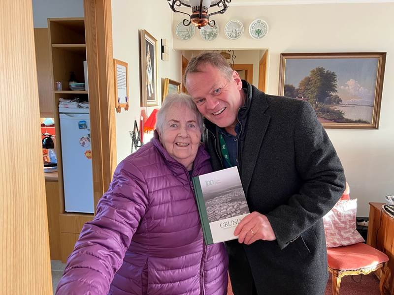 Afhenti heimilismönnum afmælisgjöf frá Grund