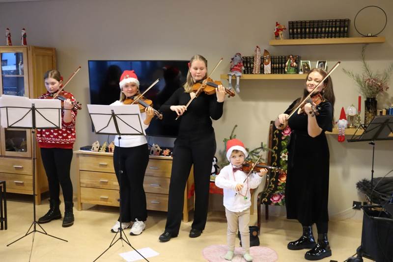 Fiðluleikarar léku jólalögin