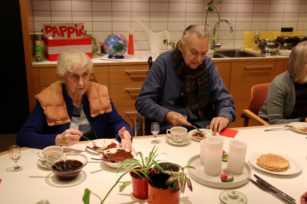 Ekki amalegt sérrístaup, nýbakaðar vöfflur og heitir bakstrar