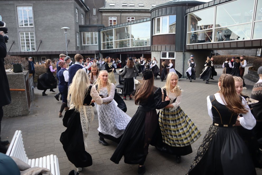 Peysufataklæddir nemendur mættu í heimsókn