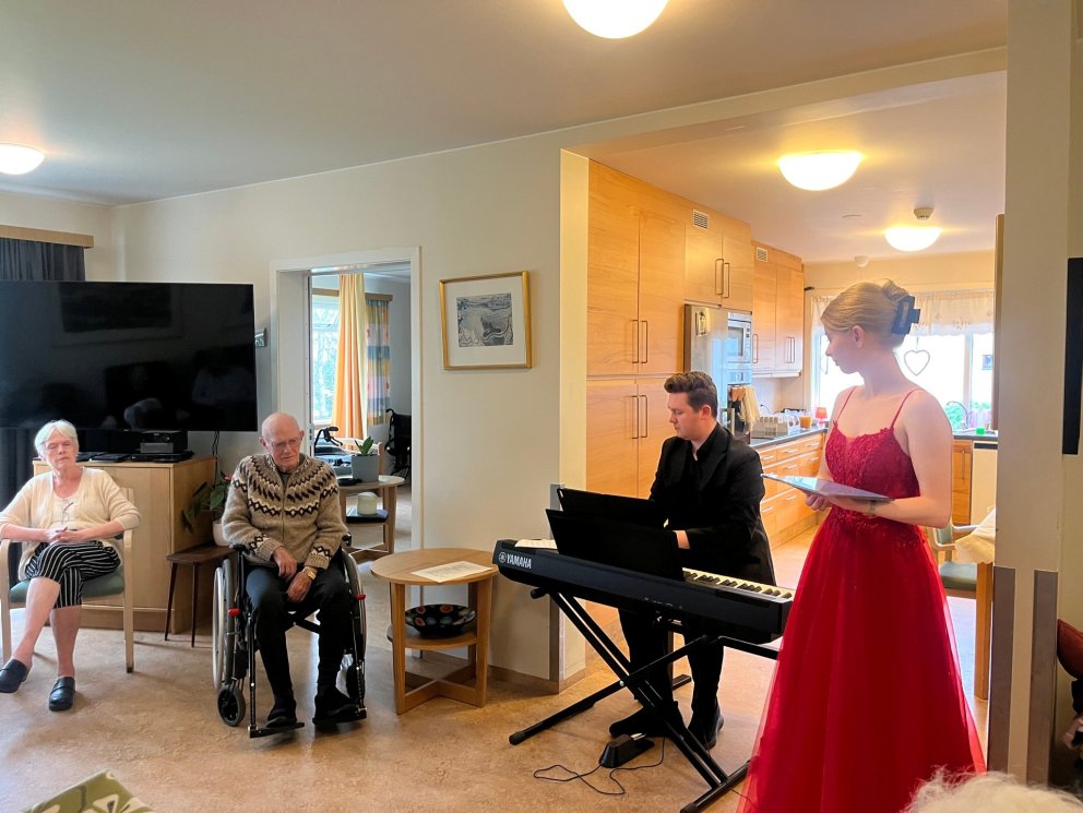 Sumarstarfsmaður bauð upp á tónleika