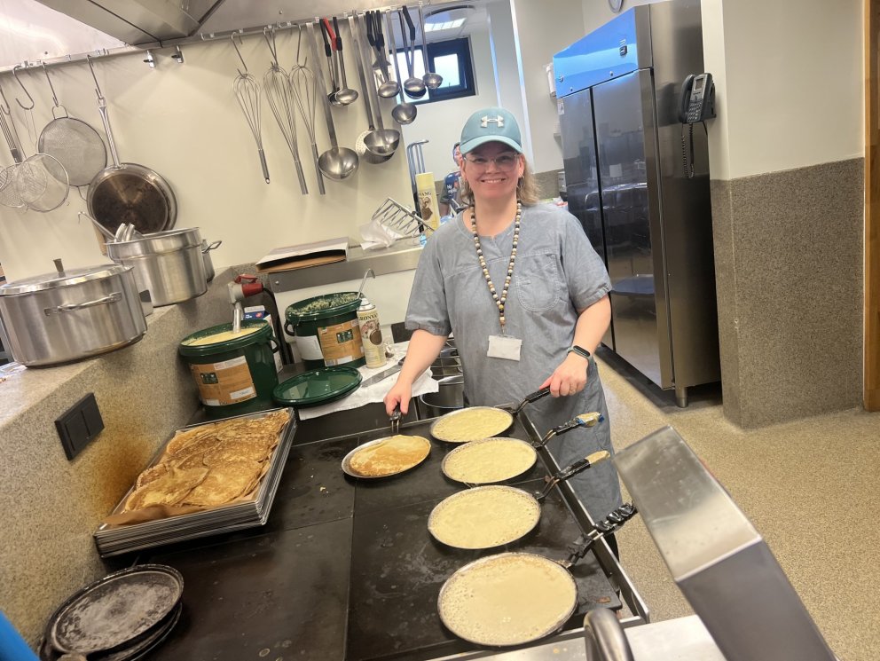 Bakar 1.200 pönnukökur með kaffinu