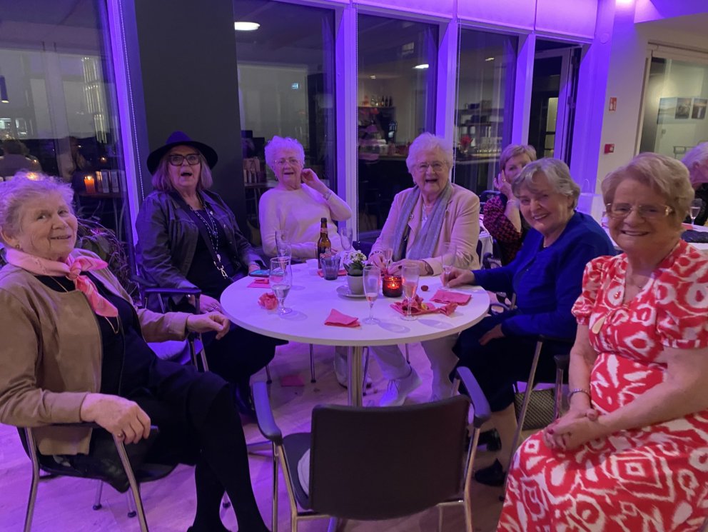 Bleikir tónar á konukvöldi