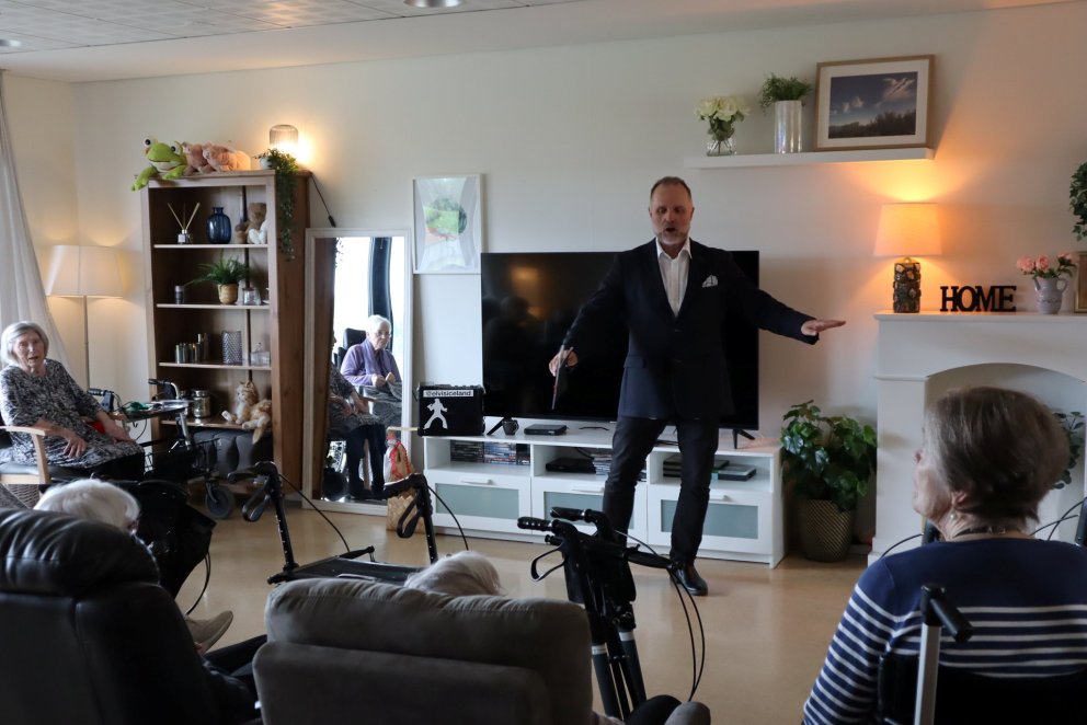 Kemur syngjandi í hús