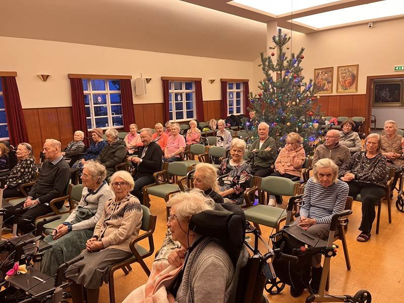 Jólalögin leikin fyrir heimilisfólk