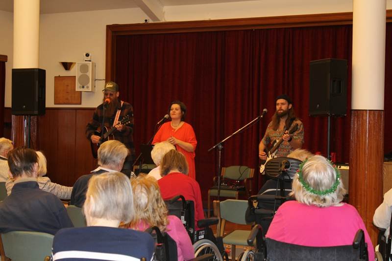 VÍS gaf Grund tónleika í afmælisgjöf