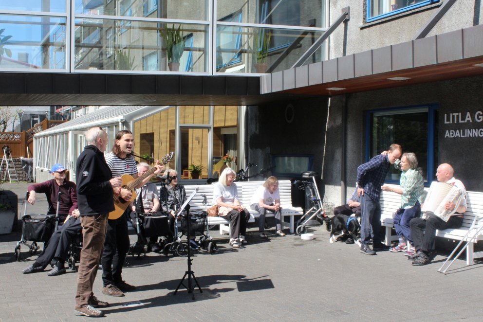 Söngur og ís í sólinni