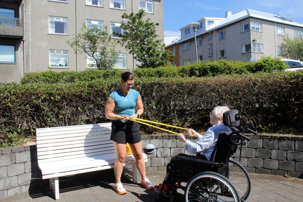 Sjúkraþjálfun í sólinni