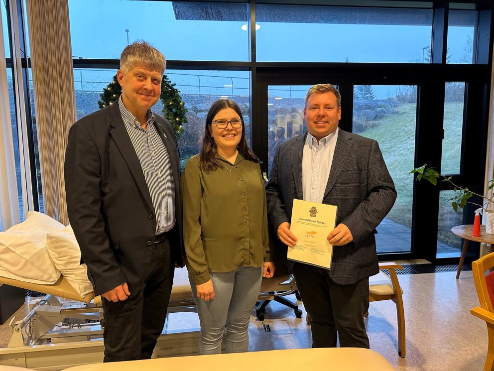 Lúðvík Berg Bárðarson formaður Lionsklúbbsins Njarðar afhenti bekkinn þeim Maríu Guðnadóttur sjúkraþ…
