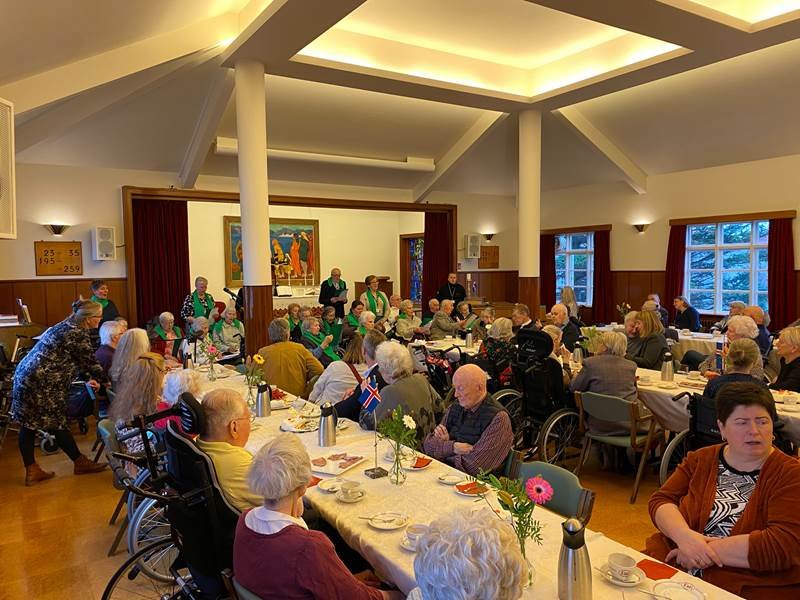 Heimilismenn buðu aðstandendum í afmæliskaffi