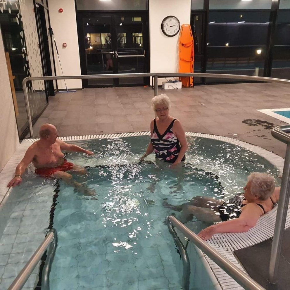 Gleði með opnun sundlaugar á ný