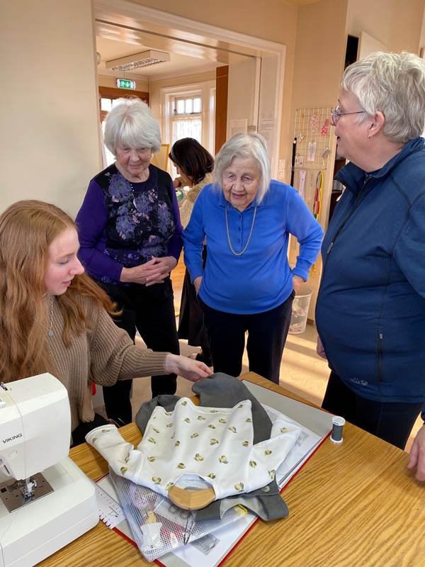 Mættu með blóm í afmæliskaffi