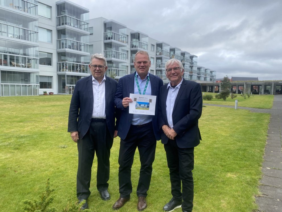 Gísli Páll Pálsson, stjórnarformaður Grundarheimilanna, er hér að taka við rausnarlegri peningagjöf …