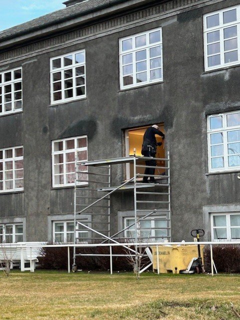 Skipt um nærri 300 glugga