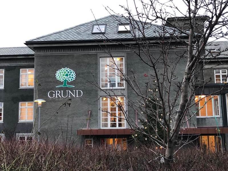 Táknræna tré Grundarheimilanna komið upp á vegg