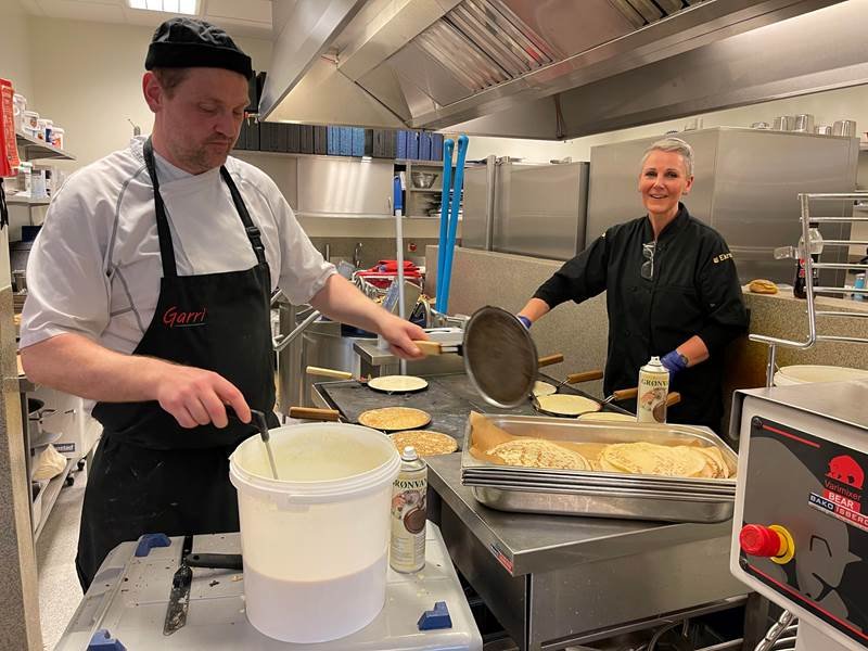 Bökuðu 1.200 pönnukökur með bros á vör