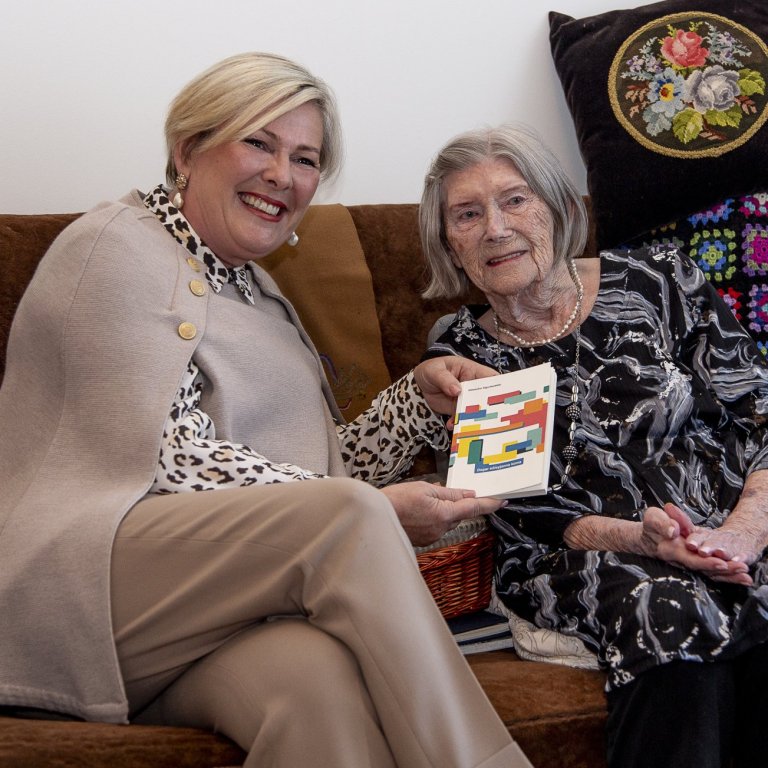 Hólmfríður og forseti Íslands, frú Halla Tómasdóttir, hittust i fyrsta sinn í dag en þá var réttarda…