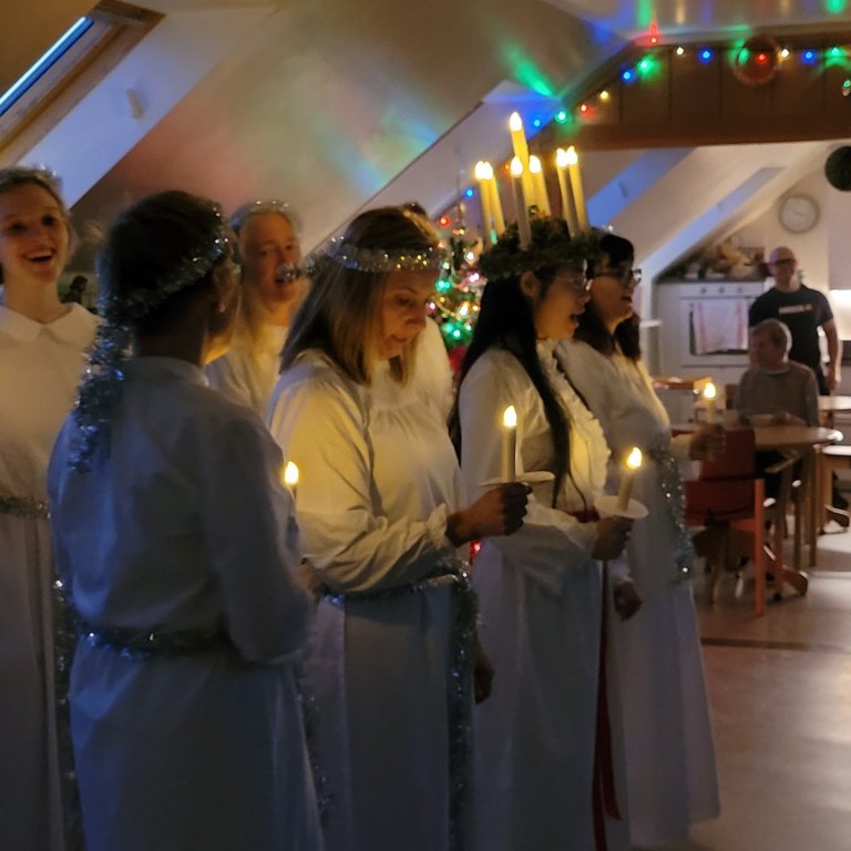 Lúsía og þernur hennar sungu jólalögin