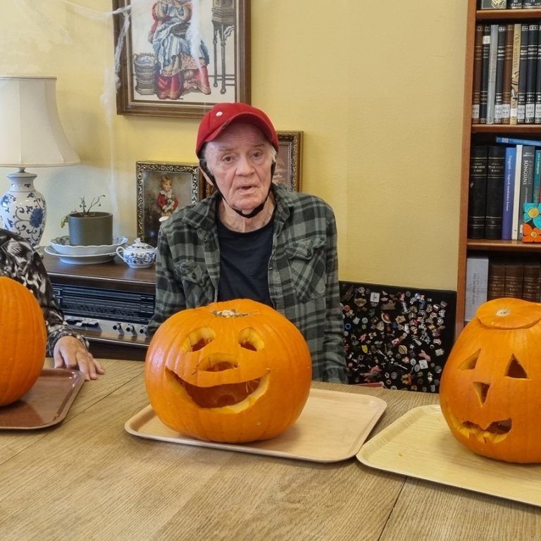 Skáru út grasker fyrir hrekkjavöku